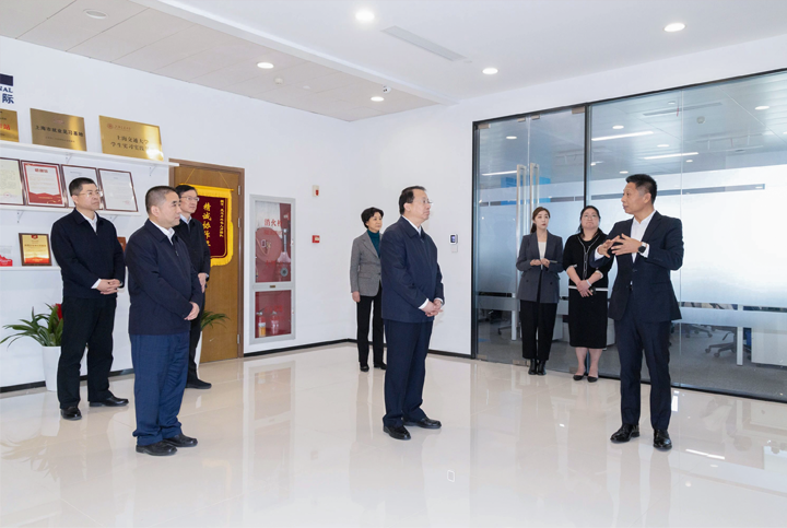 上海市长龚正一行察看AI知名人力资源服务公司Ezpay(中国)国际的AI赋能人力资源数据动态分析平台